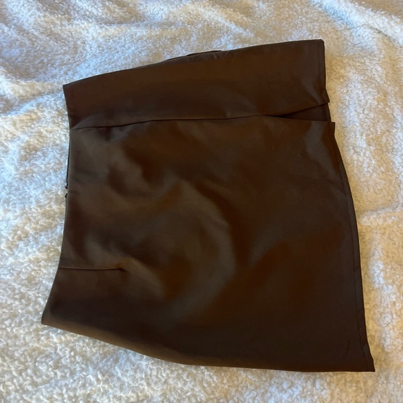 A line mini skirt with slit ( top is free with the skirt ) - Picture 3 of 6